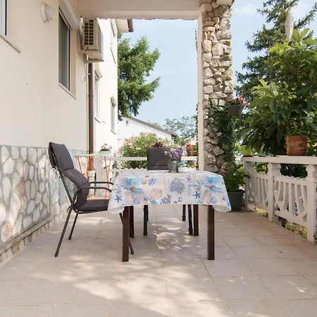 Stunning In Apartament Valbandon
